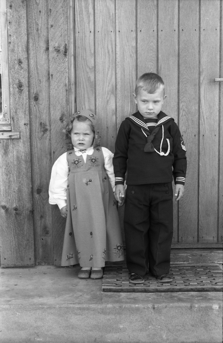 Helfigurs portrett av to barn, gutt og jente. De to er Helga Hole Thomesen og trolig broren Inge. Året er 1951. Fem bilder.
