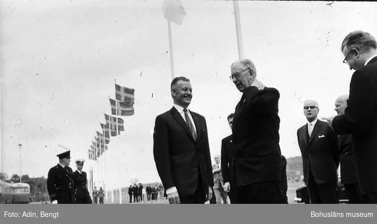 Kungainvigningen 16/6 1964. 
Fotograf Bengt Adin, Göteborg. Regi Hans Håkansson.
Kungen och Dir. Gunnar Amnéus, Esso.
