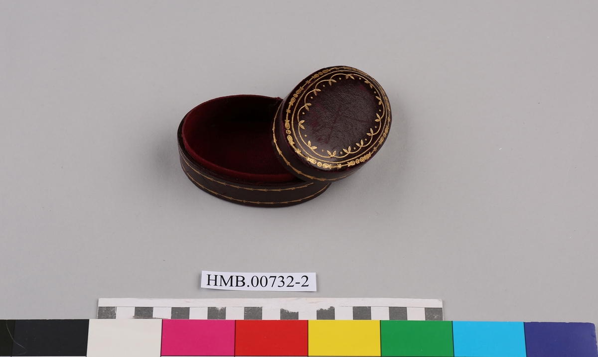 Urkjede laget av 4 mynter fra 1600-, 1700- og 1800-tallet med tilhørende smykkeskrin.