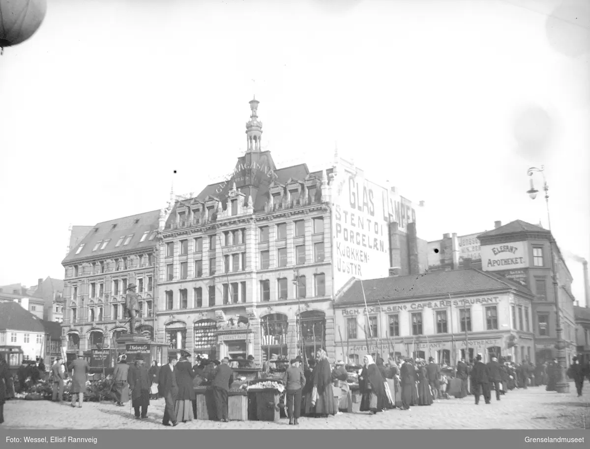 Torghandel på Stortorvet i Kristiania med Glasmagasinet i bakgrunnen, 1901.