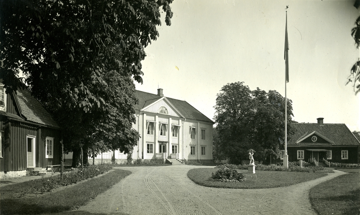Mangårdsbyggnaden, flyglarna och gårdsplanen på Skälby gård. Uppfört 1785, sedan 1973 pågår 4H-verksamhet på gården.
