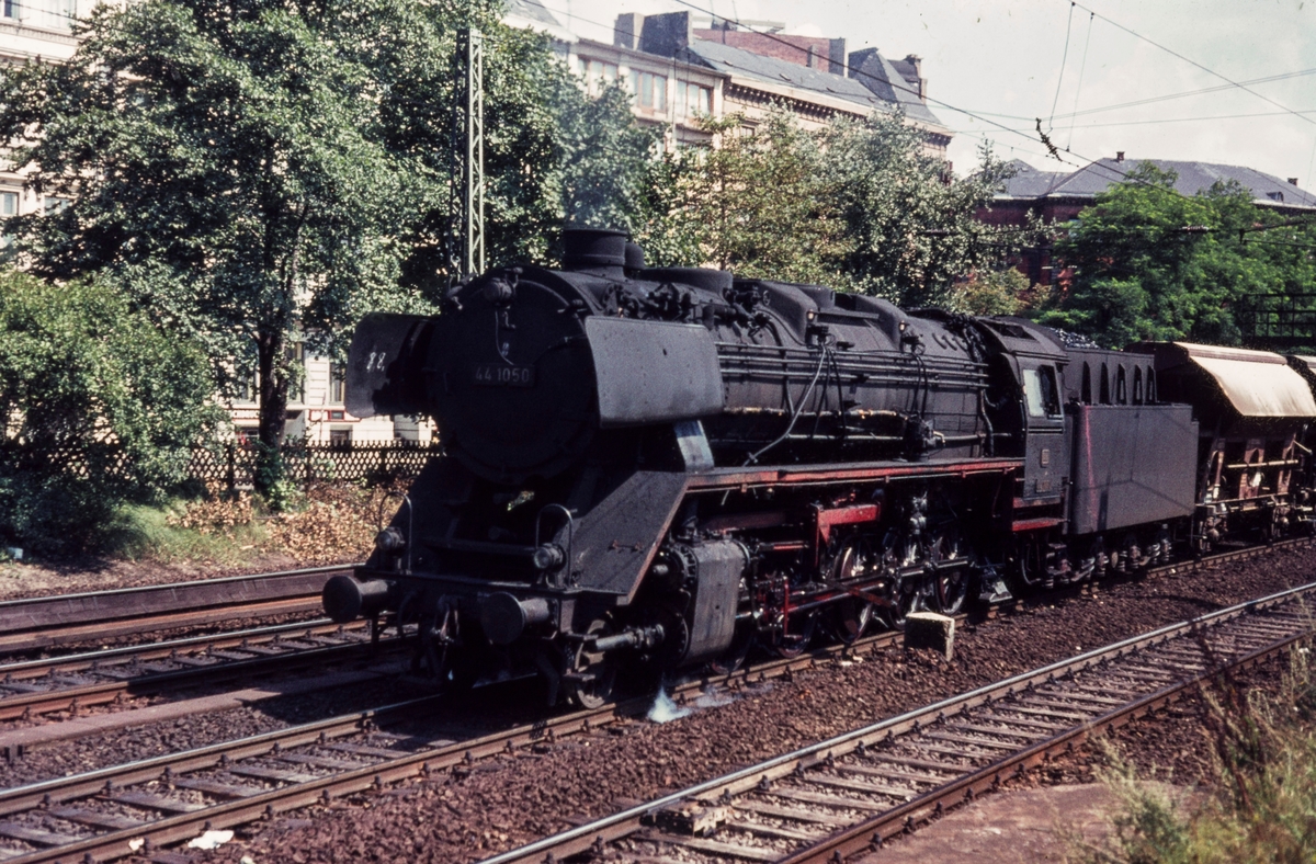 Tysk damplokomotiv DR-Baureihe 44 nr. 1050 med godstog.