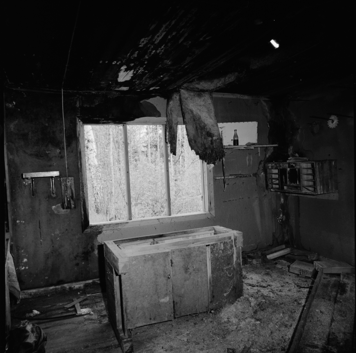 Interiör i timrad gruvstuga från senare delen av 1800-talet intill Konstängsgruvan, Dannemora Gruvor AB, Dannemora, Uppland maj 1991