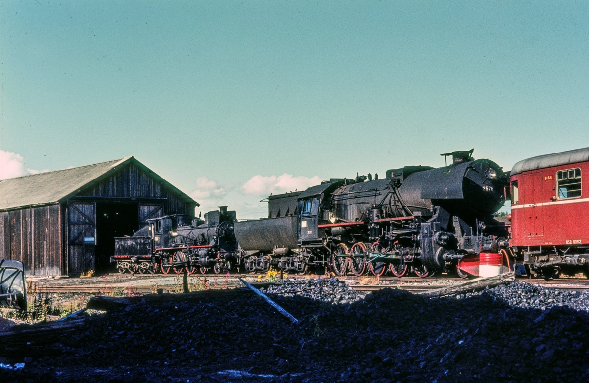 Utrangert damplokomotiv type 63a nr. 2570, hensatt på Marienborg ved Trondheim. Til venstre damplok type 27a nr. 234.