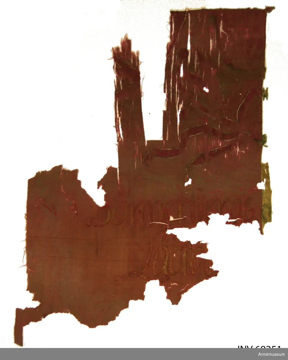 Fragment av en uppbådsfana tillhörande Rackeby och Sunnersbergs gäll (pastorat), Kållands härad i Läckö grevskap.

Duk av sidentaft med rutor i rött och grönt.
Text: "Kållandsö (1)676.d)"
Röd bit: "Rackeby giäll(dh) 1676".

Två andra fragment finns av fanan, båda med separata accessionsnummer:
AM.068250 samt AM.068252.