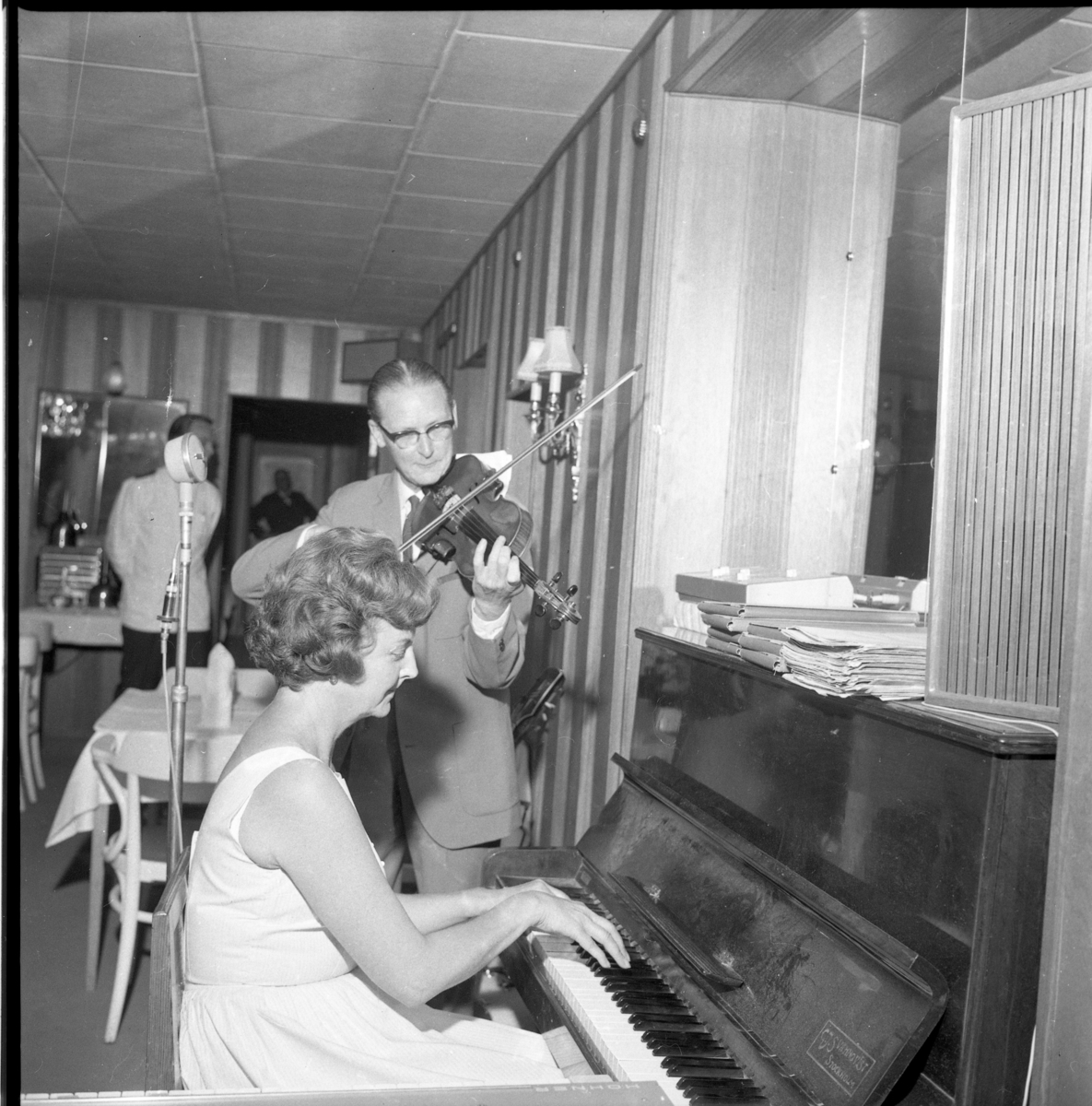 Arne Jarlhed med fiol samt ej namngiven fru vid pianot.