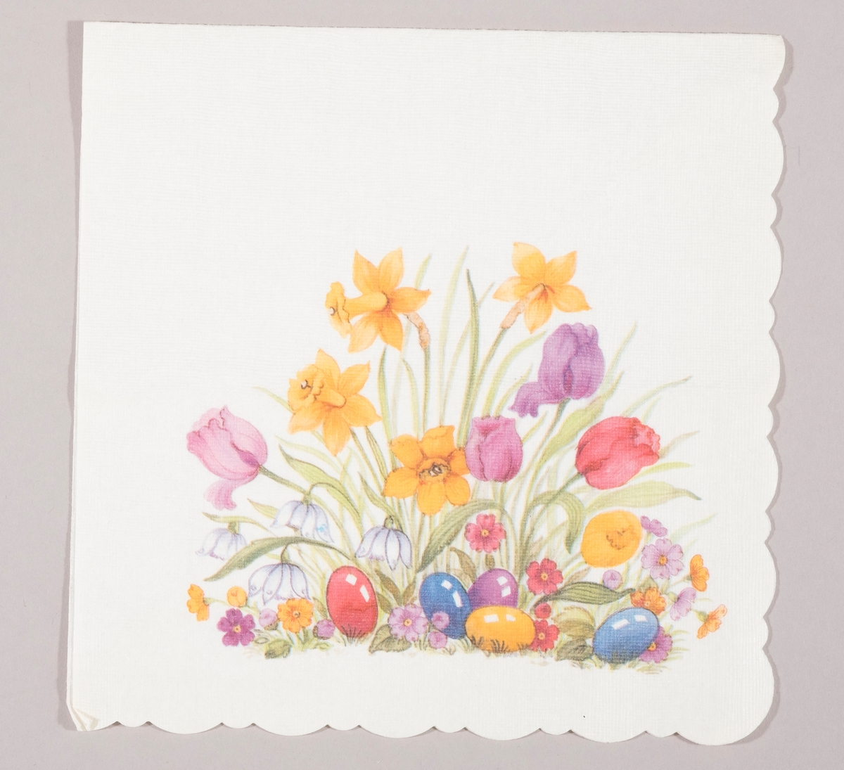 Påskeliljer, tulipaner, snøklokker, små blomster og påskeegg i rød, blå, lilla og gule farger.
