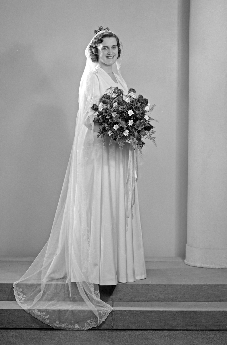 Ingegerd Linde står brud på sin stora dag den 11 november 1951. Gift denna dag med komminister Ingevald Linde.