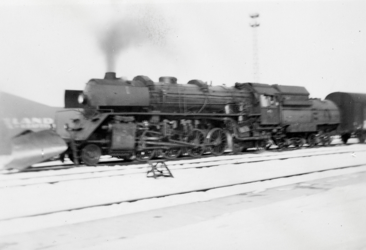 Damplokomotiv type 49c nr. 473 (Dovregubben) med tog på Trondheim stasjon.