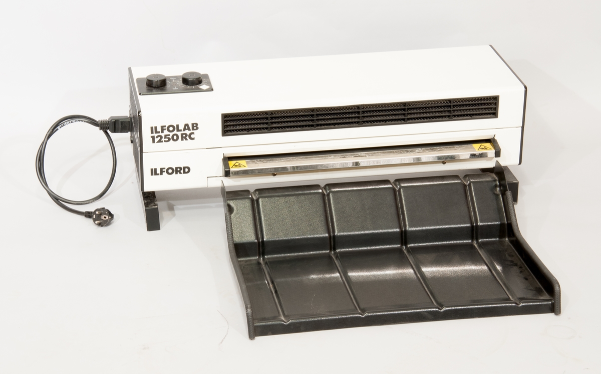 Torkmaskin Ilfolab 1250 RC, för framkallade bilder på fotopapper. Med bricka för uppsamling av färdigtorkade bilder samt anslutningssladd med speciell apparatkontakt.