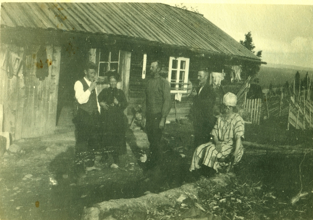 Gruppe, skjørt, bluse, jakke, bukse, stølsbu og Gruppe, skjørt, bluse, jakke, bukse, stølsbu og