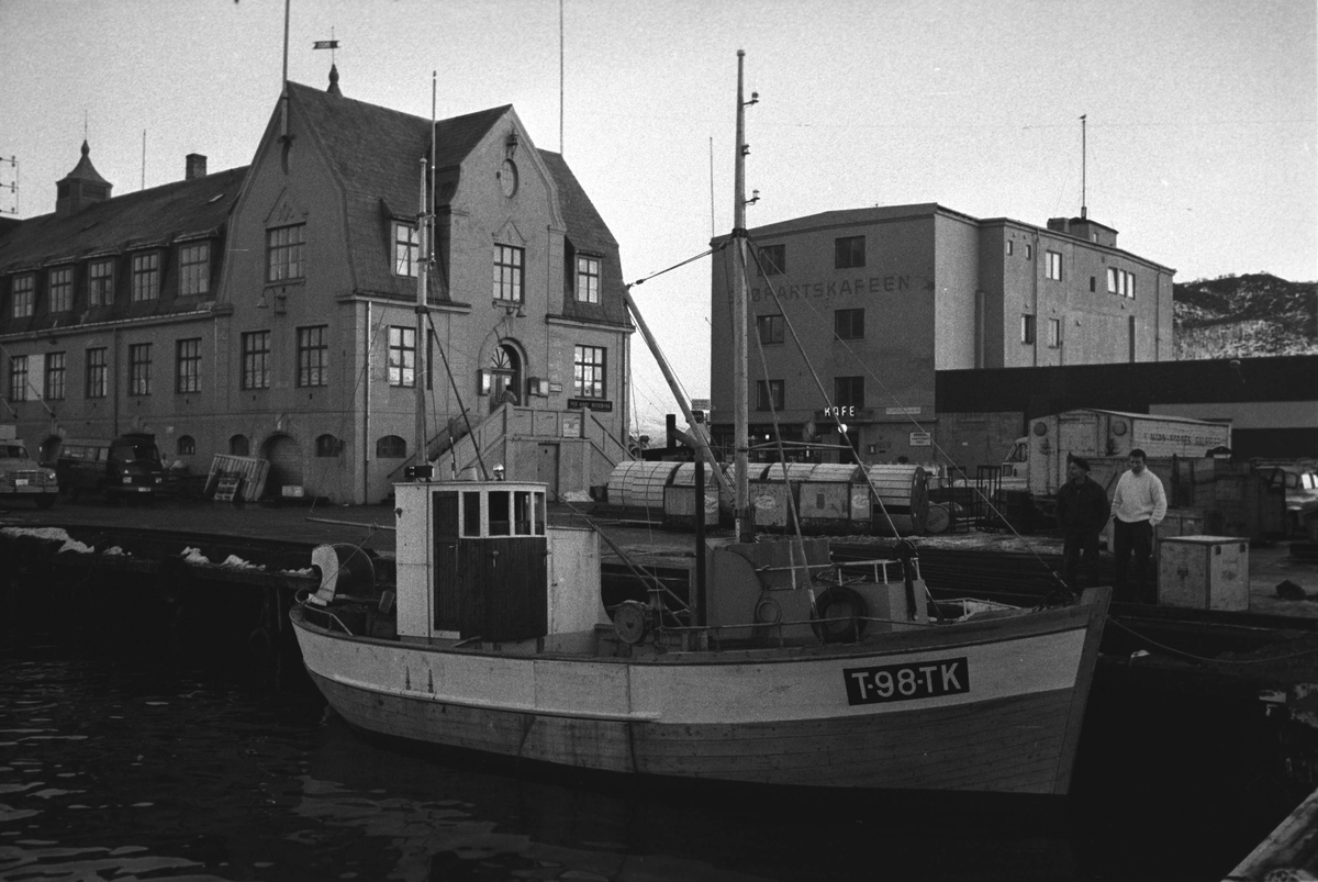 M/K "Bjørn Sverre" ved dampskipskaia i Harstad. Ekspedisjonsbygningen og Sjøfartskafeen i bakgrunnen.