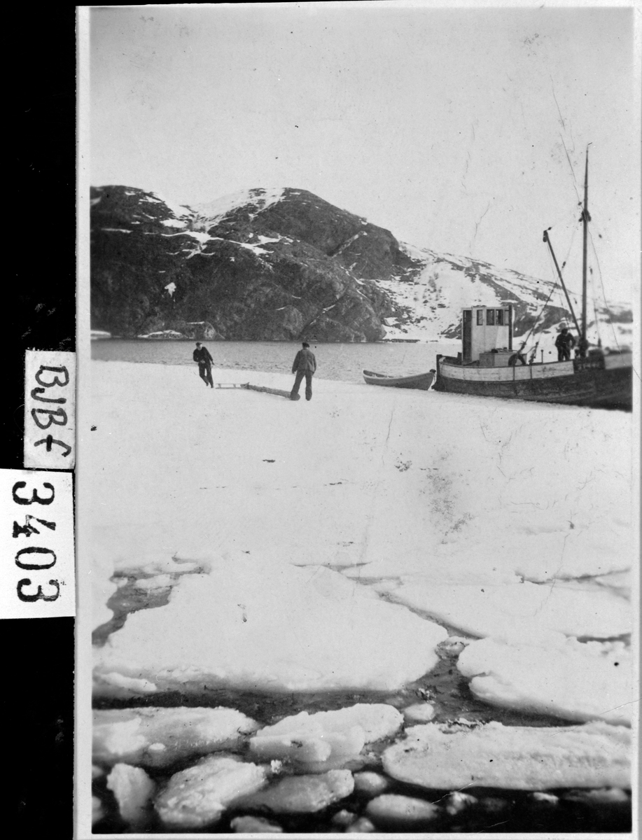 Fiskebåt ved iskanten (SF-44-J?)