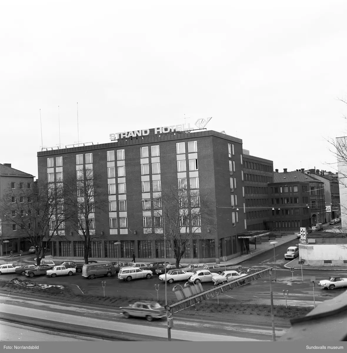 Kvarteret Neptunus (Strandgatan-Kyrkogatan-Tullgatan-Rådhusgatan). Exteriörbilder från olika håll på hela kvarteret samt interiörbilder från Hotell Strand.