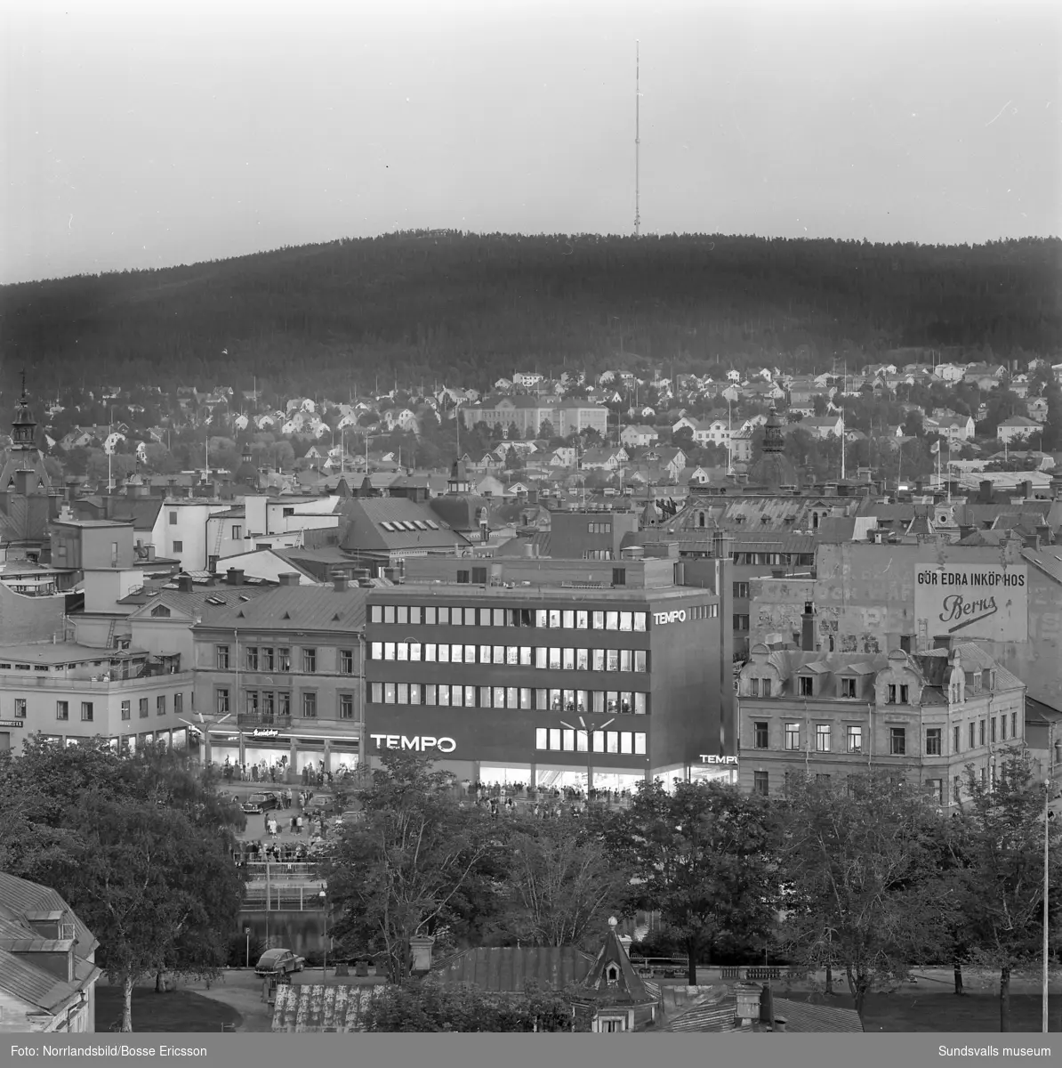 Varuhuset Tempo invigs med fyrverkerier. Exteriörbilder av den norra fasaden mot Selångersån.
