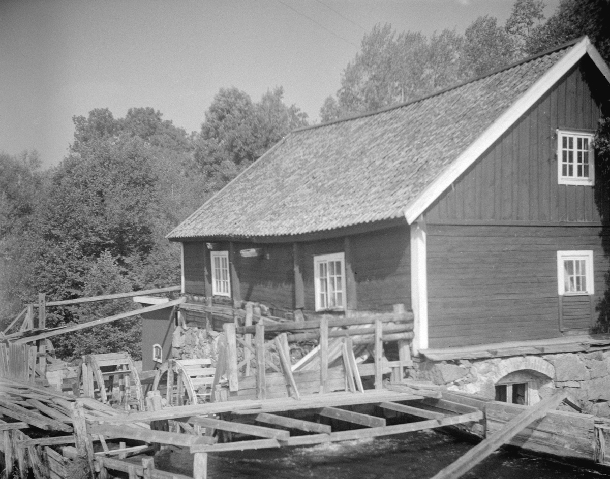 Oskarp men unik dokumentation av Slattefors kvarn i Landeryd socken. Kvarnen var knuten till Slattefors säteri och hade fast bemanning till åtminstone 1916, då mjölnare Karl Oskar Larsson avflyttade med sin familj. År 1960 uppfördes ett vattenkraftverk på platsen.