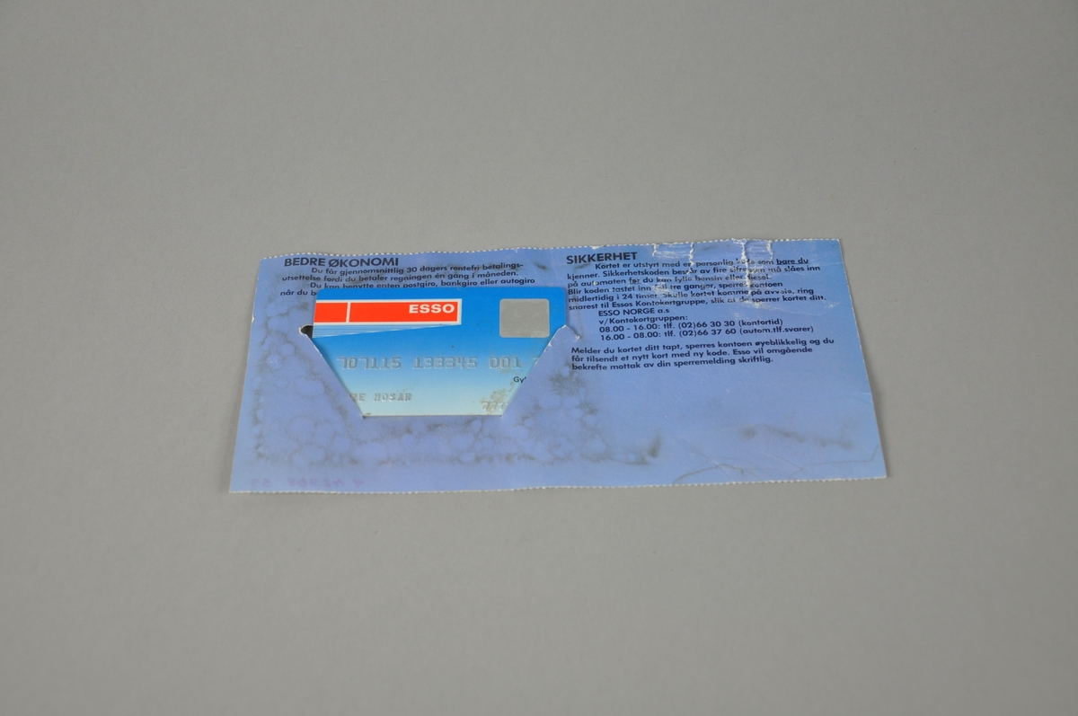 Betalingskort for kjøp av bensin på Esso-stasjoner. Med kortet følger en blankett med informasjon om betingelser for bruk, sikkerhet og kontakt dersom kortet mistes. I det høyre øverste hjørnet på kortet er det et hologrambilde av en tiger (kampanjelogo for Esso).