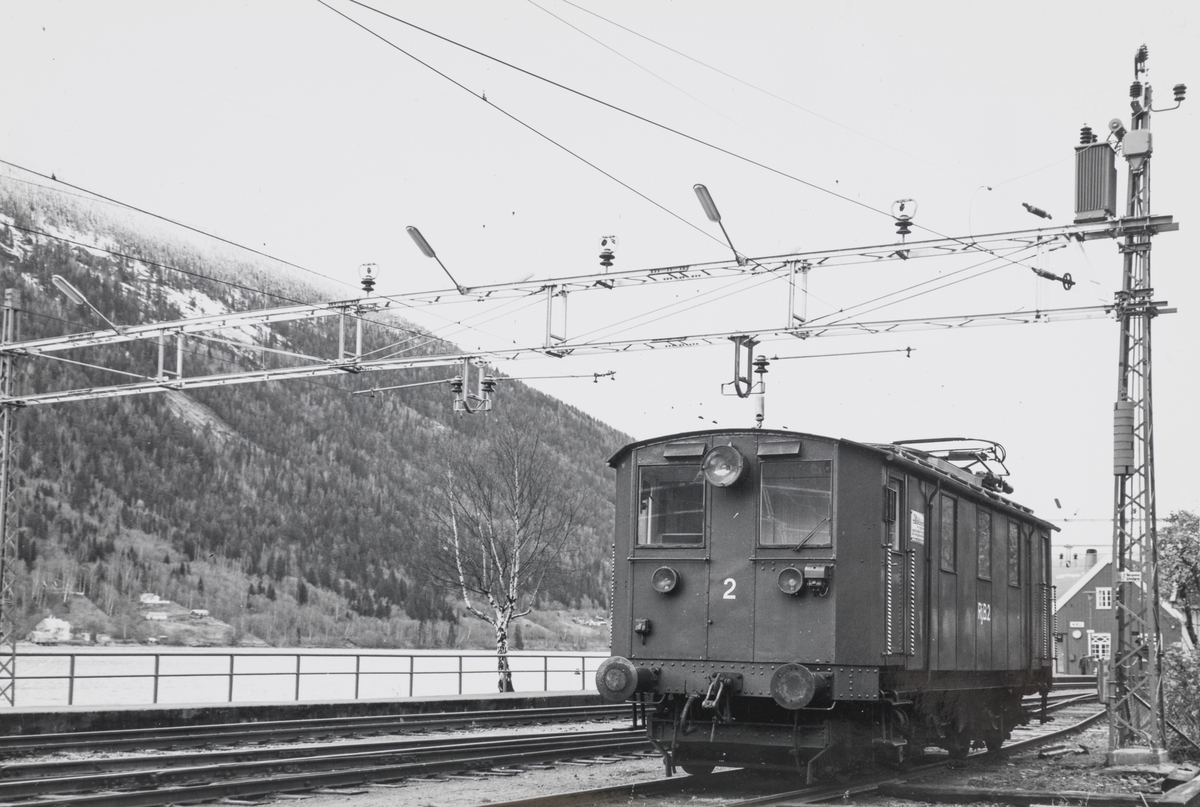 Rjukanbanens elektriske lokomtiv nr. 2 på Mæl stasjon på Rjukanbanen.