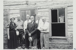 Familien Perhus foran Kindredhuset på 1920-tallet