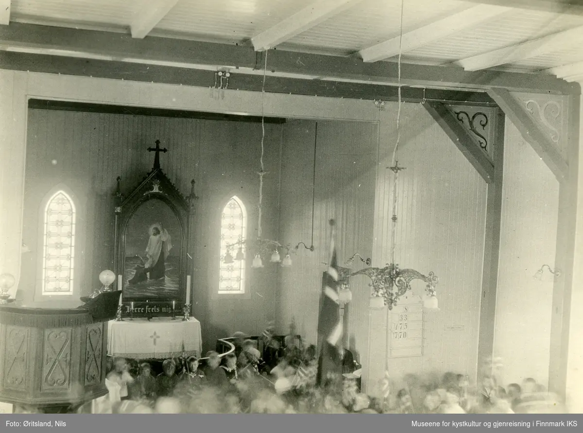Honningsvåg, 17. mai. Barn med flagg inne i Honningsvåg kirke. 1927-1936.