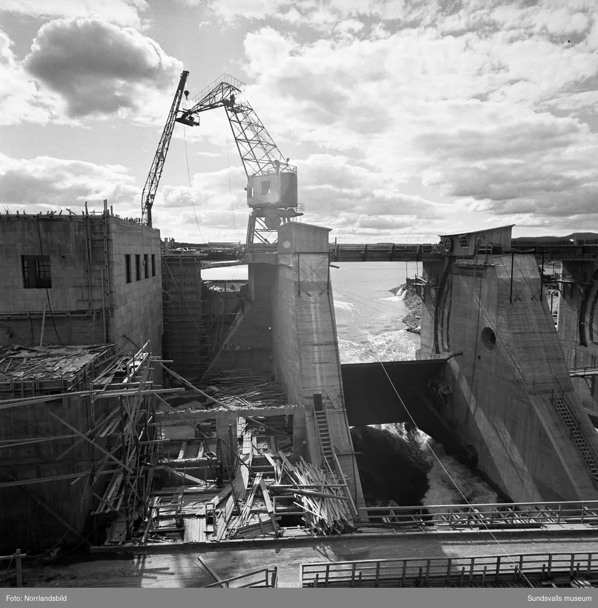 En grupp bilder från det pågående bygget av Bergeforsens kraftverk, ny landsvägsbro och järnvägsbron.