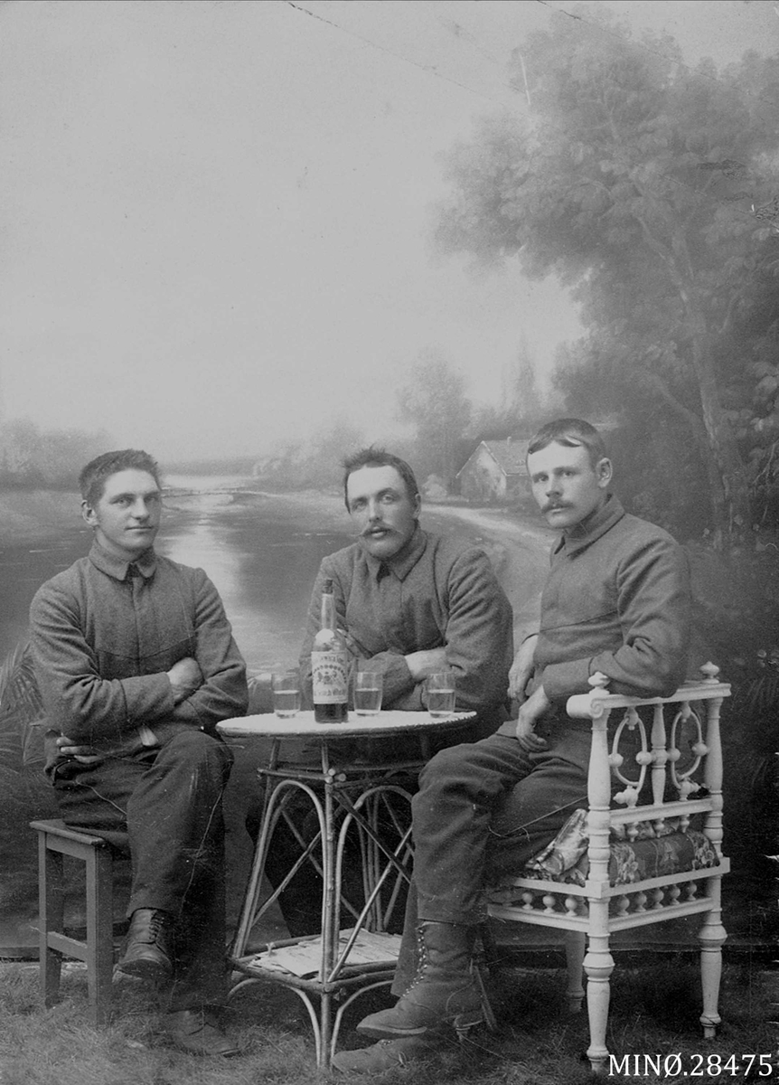 Tre unge menn koser seg med et godt glass drikke