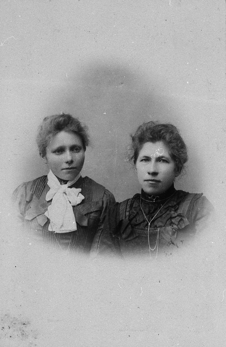 Atelierportrett av to damer. Til høyre: Olga Rochmann