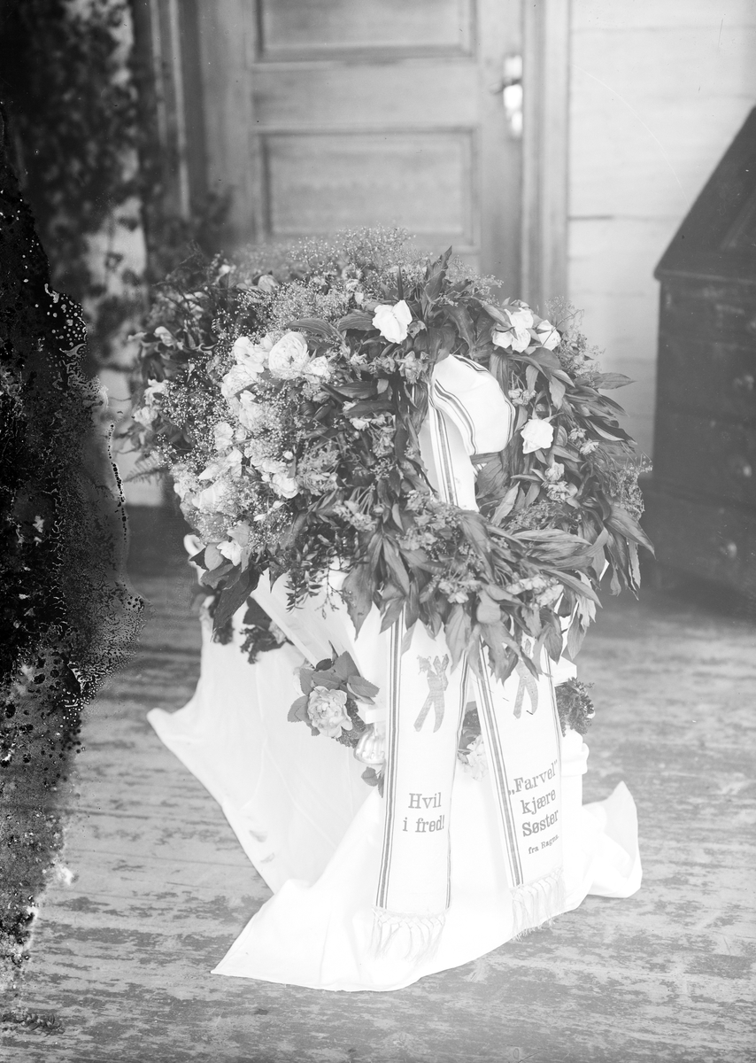 Hjørdis Jevnes baare, 29.07.1914, kiste med blomster og bånd