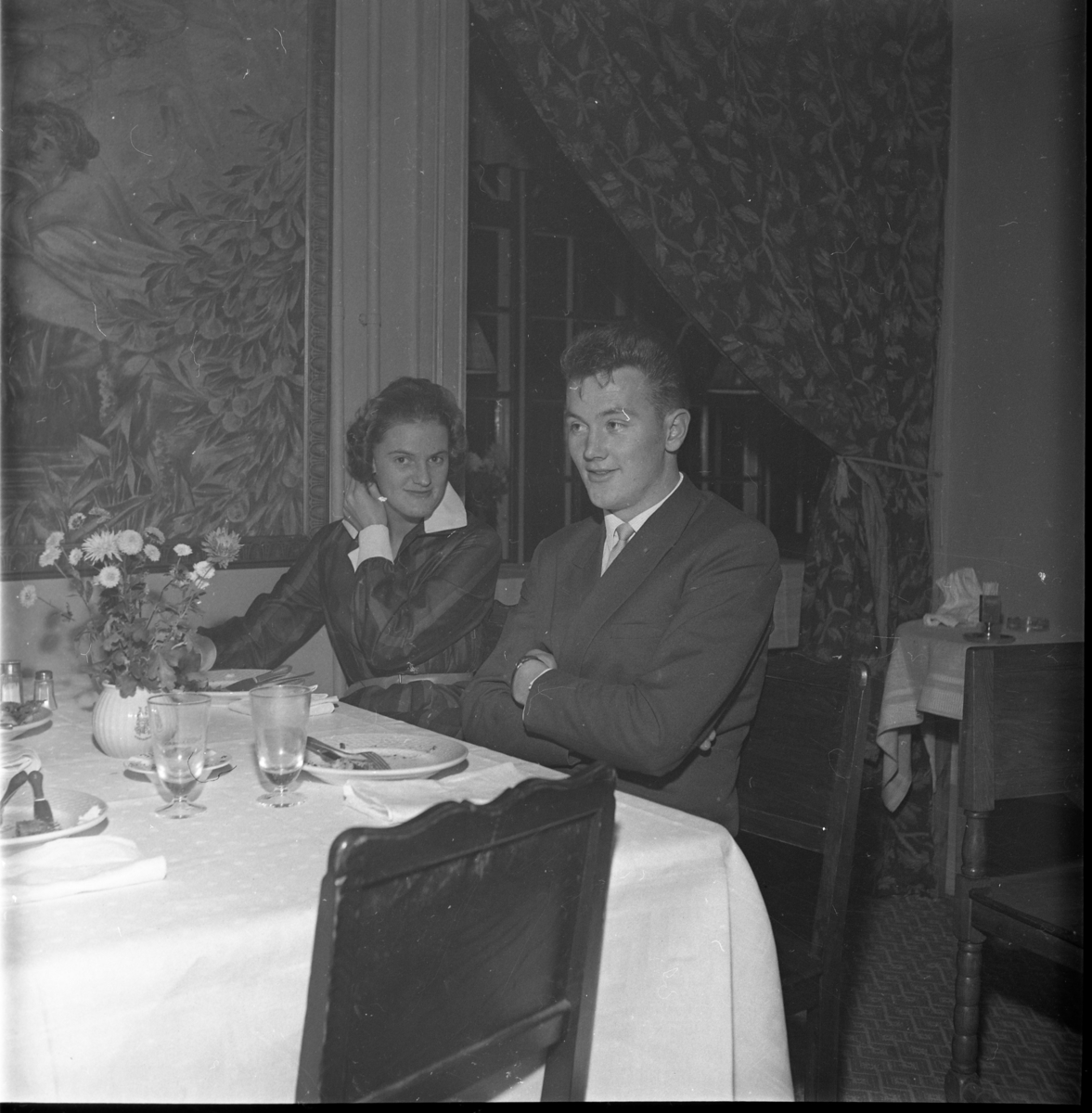 Fotbollsavslutning för Ölmstad IS, november 1960. Vid middagsbordet sitter Anita Stenwreth och Lennart Örnskog från Ölmstad.