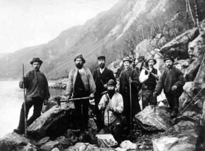 Et arbeidslag i Tresfjord i Romsdal, 1904 (Foto/Photo)