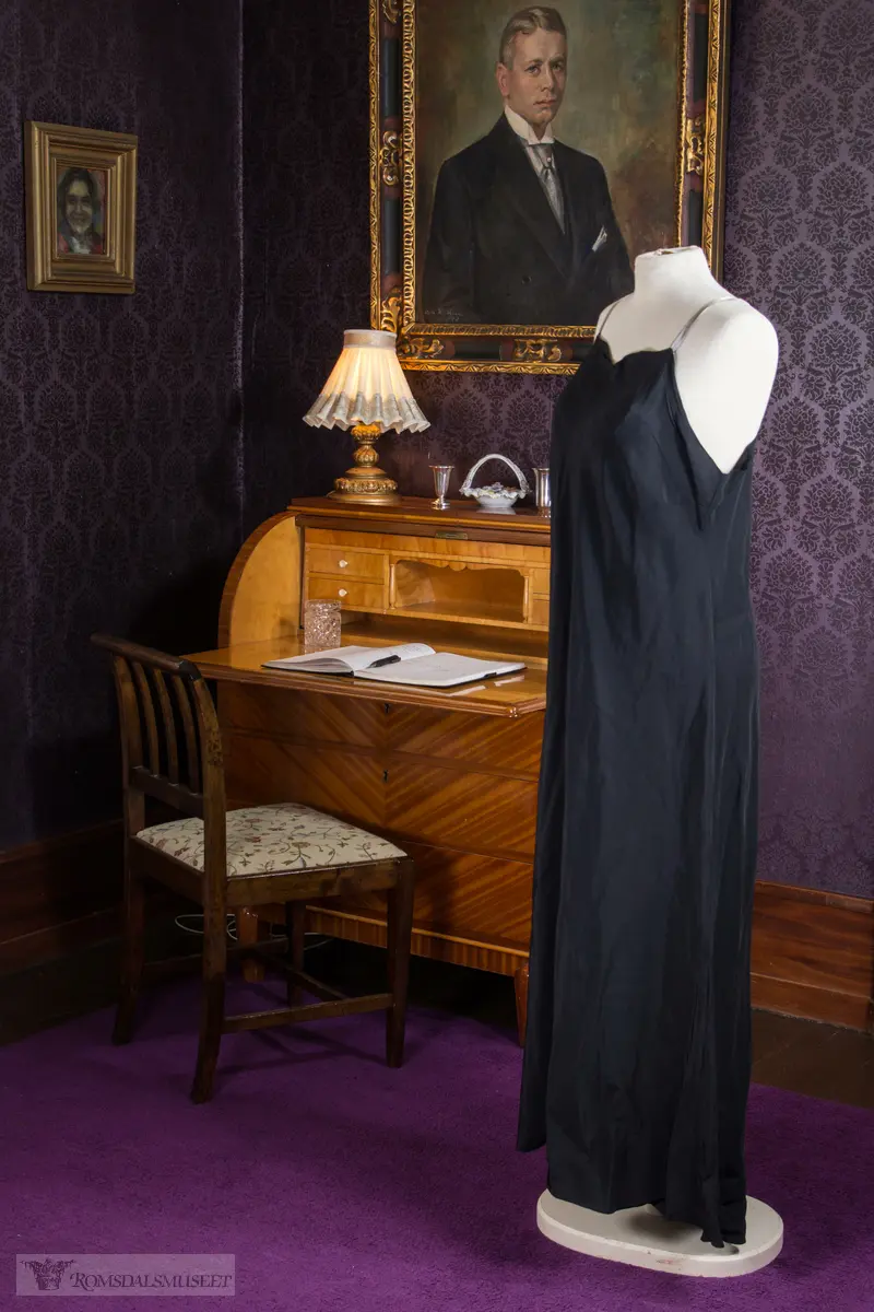 Fotografering av Laura Hanssen sine kjoler i Chateauet. .R.12446.A-B .(Se Romsdalsmuseets årbok 2014)