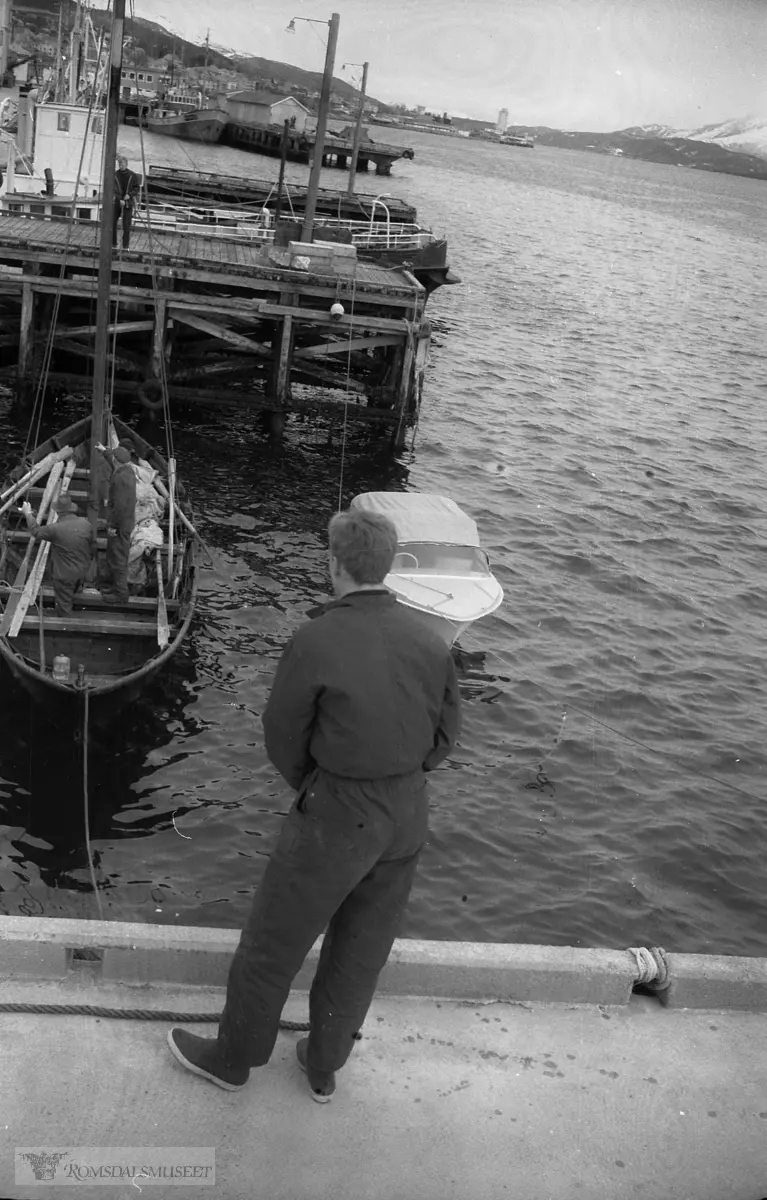 "april 1969".Båten står utstilt på fiskerimuseet, det er en stor torskegarnsbåt, opprinnelig hjemmehørende i Bud. .Bilde er trolig tatt i forbindelse med NRK-opptak til programmet «Hustadvikas nest siste vikinger», som ble laget i 1969.