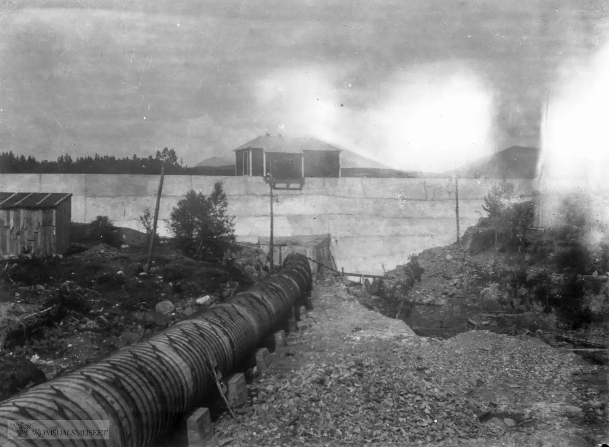 Demningen på Høljan "Dammen"..Istad Kraft startet leveringen av strøm 15.11.1919.