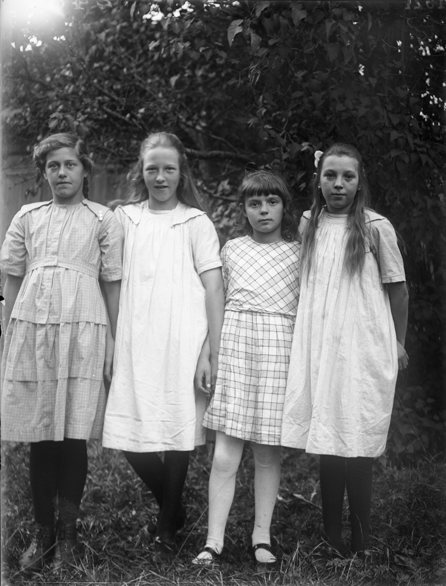 "Ester Vallin, Sigrid Melander, Helmy Melberg och Margit Helén", Altuna socken, Uppland 1921