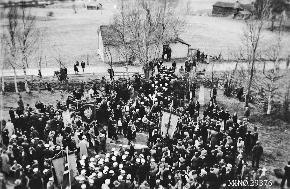 Gruppebilde. Menneskemengde utenfor Os kirke 17. mai 1945
