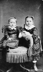 Portrett av to små barn