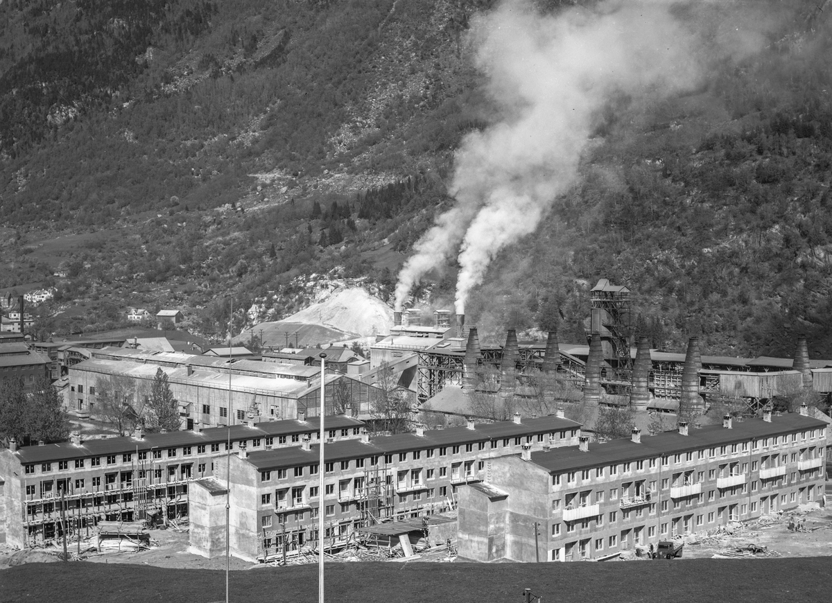 Blokkene I Bygda Med Odda Smelteverk I Bakgrunnen. - Kraftmuseet 