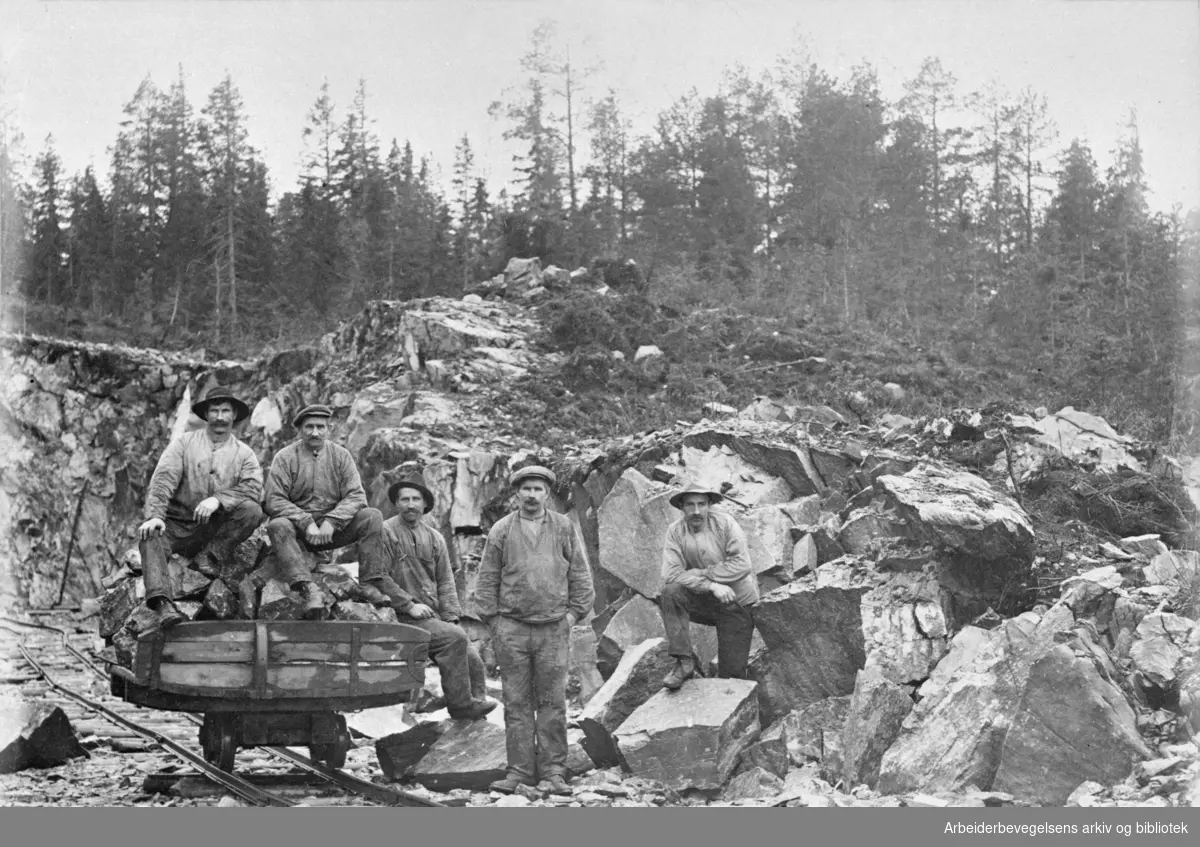 Arbeidlag i en fjellskjæring ved et jernbaneanlegg, 1915-1920.