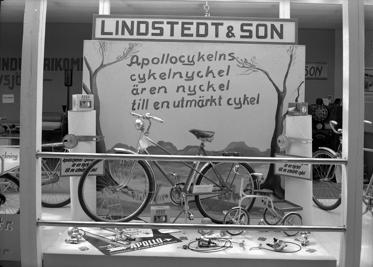 Hantverksutställningen 1947 i Kalmar. Paviljongen för Lindstedt & Son, Apollocykelens cykelnyckel.

Apollocykeln
Lindstedts & Son
Kalmar