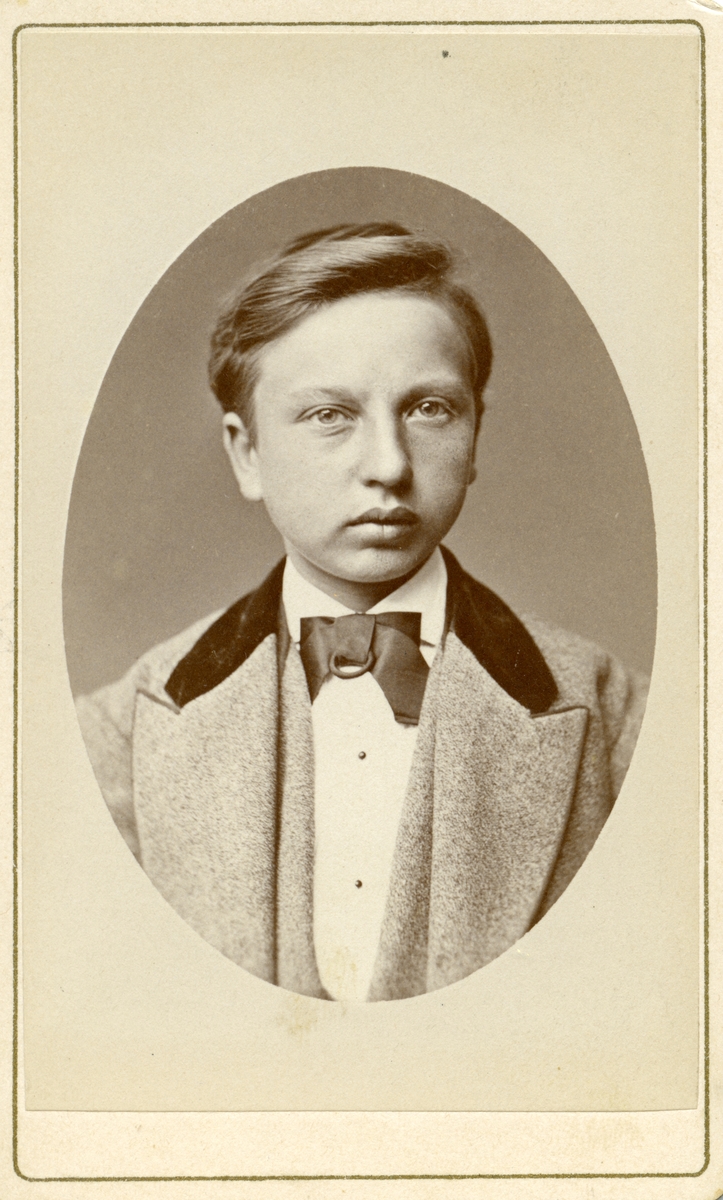 Portrett av ung mann i halvfigur