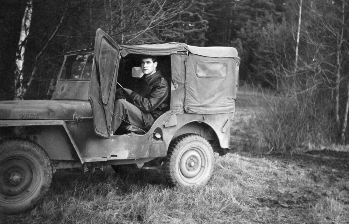 Korpral Danielsson P 3 sitter i en Willys jeep.