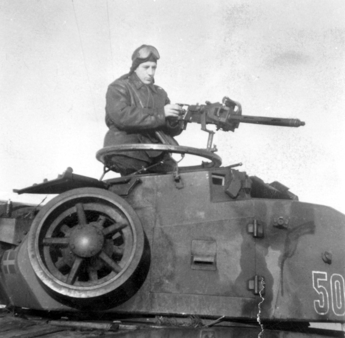 Korpralskoleelev Bergman P3 i tornet på stridsvagn m/42.