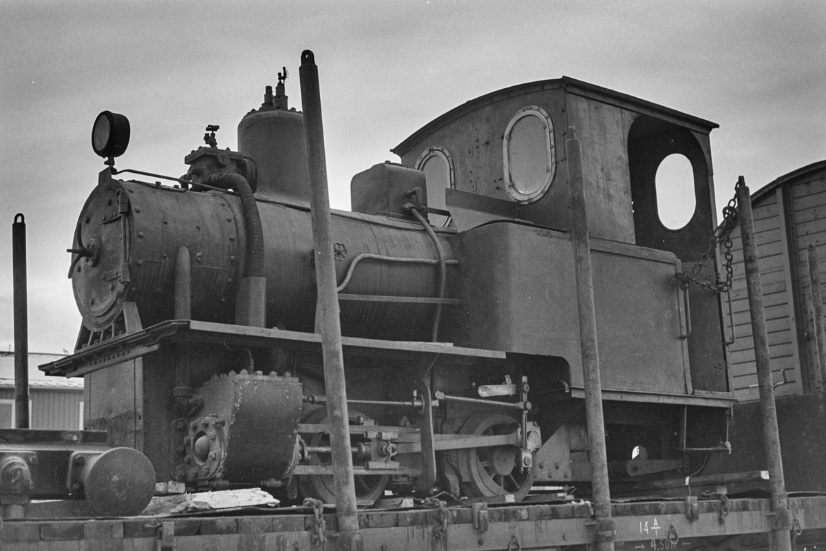 Damplokomotiv nr. 2 fra Bjørkaasen gruber i Ballangen under transport til ny eier Olaf Wiegels.