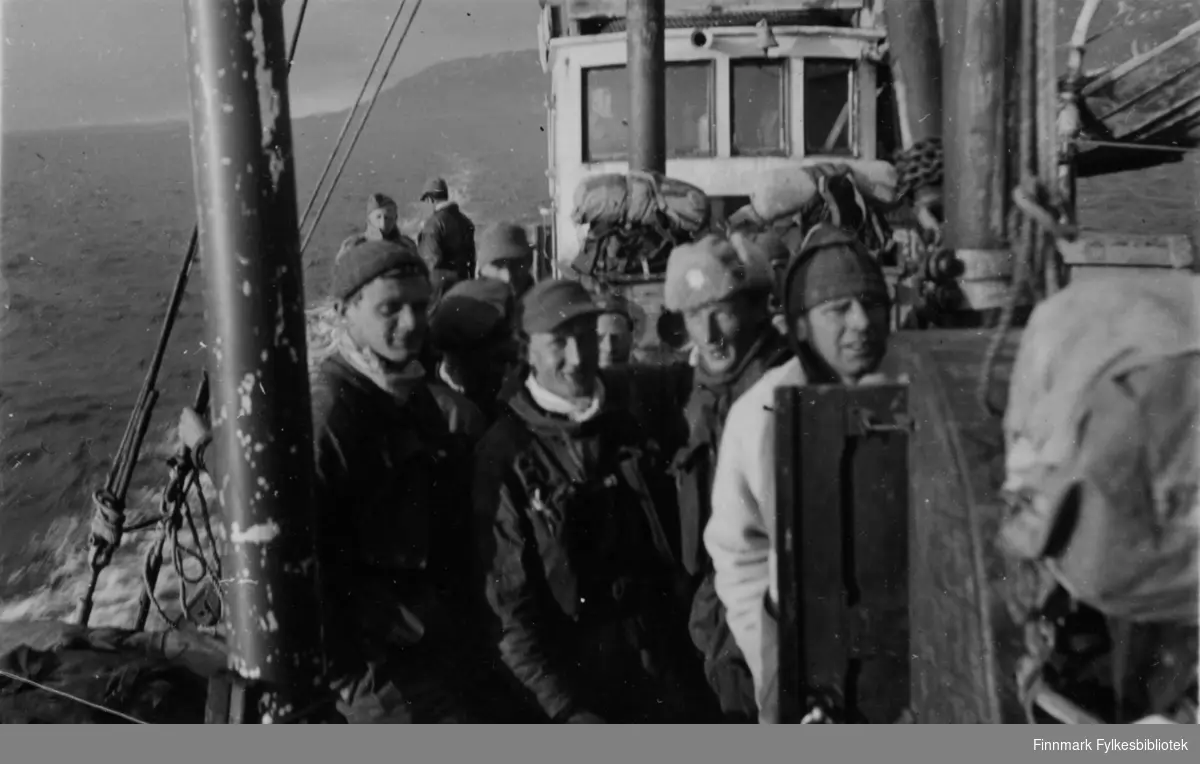 "På Østhavet". 
Soldater tilhørende Distriktskommando Finnmark ombord i M/K Rødtind - T186T, 50. 1 fot, bygget i 1938, Union 40 HK, Johan Jensen (skipper), Bjarne Iversen og Hans Berntsen. Båten lå gjemt i Torskefjord/Laksefjorden og gikk østover. Den var i tjeneste østpå, under Norsk militær kommando og var nok den båten som fraktet flest flyktninger østover fra Laksefjord og Porsanger. Båten gikk i fast rute mellom Hopseidet og Båtsfjord.

Bildeserien "Frigjøringen av Finnmark 1944-45" viser et unikt materiale fotografert av soldater i Den Norske Brigade, 2. Bergkompani under deres oppdrag "Frigjøringen av Finnmark" som kom i stand under dekknavn "Øvelse Crofter". Fakta rundt dette bildematerialet illustrerer iflg. vår informant, George Bratli: "2.Bergkompani, tilhørende Den Norske Brigade i Skottland,  reiste fra Skottland 30. oktober 1944 med krysseren «Berwick» til Scapa Flow på Orkenøyene for å slutte seg til en større konvoi som skulle være med til Norge. Om bord på andre skip var det mange russiske krigsfanger som hadde vært på tysk side og som nå ble sendt hjem. 
2.Bergkompani forlot havn 1.november 1944 og kom til Murmansk, Sovjetunionen, 6. november 1944. 
De ble her lastet om og fraktet til Petsamo, Sovjetunionen, hvor de ankommer 11.november 1944. 
Kompaniet reiser så til Sandnes utenfor Kirkenes og blir forlagt der frem til 26.november 1944. De flytter så videre til Skipparggura. 
Den 29.november reiser deler an kompaniet til Rustefielbma og Smalfjord og noen drar opp på Ifjordfjellet. 

17. desember ankommer resten av kompaniet til Smalfjord. 30.desember blir en avdeling sendt til Hopseide og 8. januar 1945 blir noen sendt til Kunes.
Den 14. januar er kompaniet delt og ligger i Kunes, Kjæs, Børselv, Hopseide og Smalfjord.
5. februar 1945 blir 3.tropp sendt over Porsangerfjorden for å operere i Olderfjorden. Her var de i kamp og hadde tap i  Billefjord og Sortvik.
8.mars 1945 kom noen til Renøy og 12. mars kom første del av kompaniet til Brennelv.
7.mai begynte kompaniet å bygge ny kai i Hambukt.
19. mai ble de som hadde falt begravd i Lakselv.
8. juni ble kompaniet flyttet fra Brennelv til Tromsø for så å bli sendt videre til Mo I Rana 16.juni."

Nasjonalbiblioteket har et hefte fra 1983 skrevet av Krigsinvalideforbundet, med intervjuer med soldater og deres opplevelser: 
https://www.nb.no/items/5d58d366b390666f671f57078519c2c7?page=0&searchText=Det%20glemte%20kompani%20-%202.%20Bergkompani%20og%20frigj%C3%B8ringen%20av%20Finnmark

https://www.arkivverket.no/utforsk-arkivene/andre-verdenskrig/befolkede-jordhuler-kjokken-i-det-fri-og-midlertidige-begravelser-privat-bildesamling-etter-soldat-i-2.bergkompani