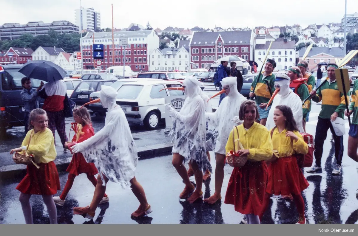 "Nordsjømåkene" er klare for konkuranse i Operasjon Sjøsprut i Vågen i Stavanger. Her paraderer de i forkant av konkuransen. Øsende regnvær stopper ikke "måkene".