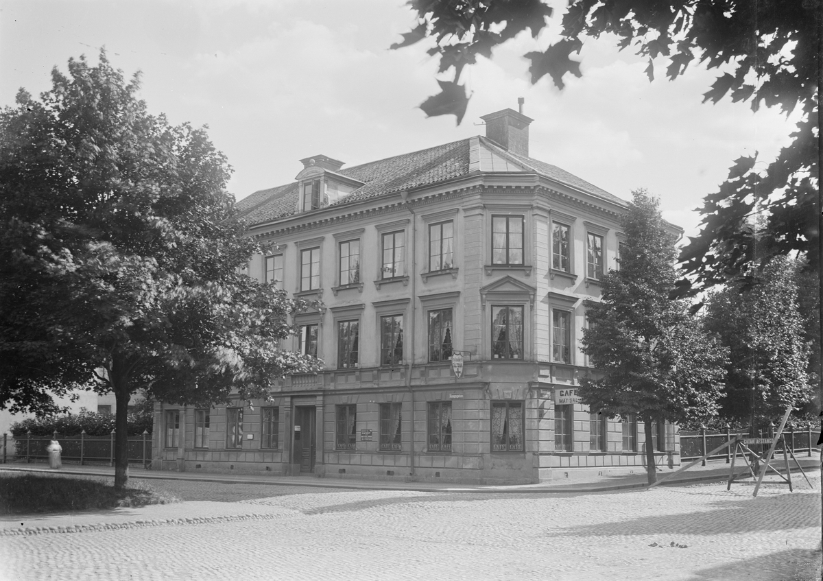 Flerbostadshus, hörnet Kungsgatan 61 - Bangårdsgatan 15, Uppsala 1900 ...