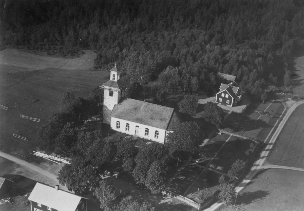 Flygfoto över Kållerstads kyrka i Gislaveds kommun. Nr C 2707.