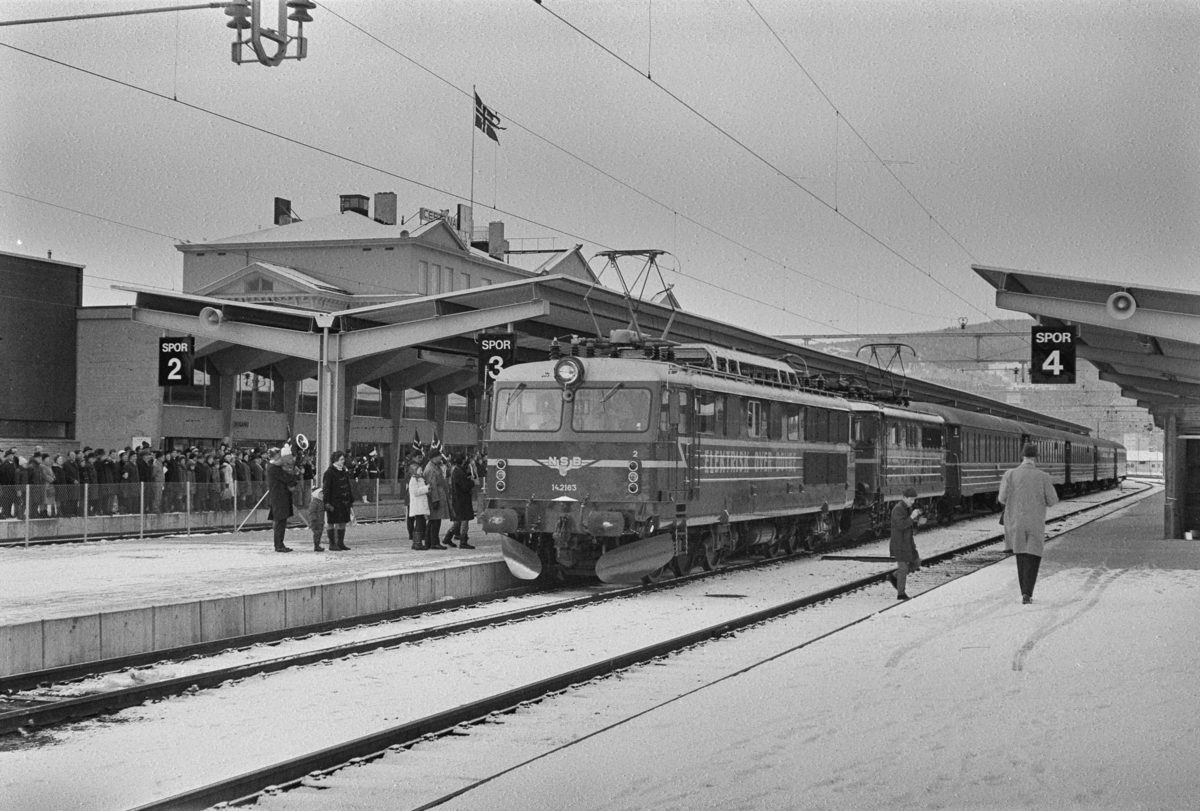 Åpning av Dovrebanen for elektrisk drift. Åpningstoget kjører inn på stasjonen, trukket av El 14 nr. 2183 og El 13 2163.