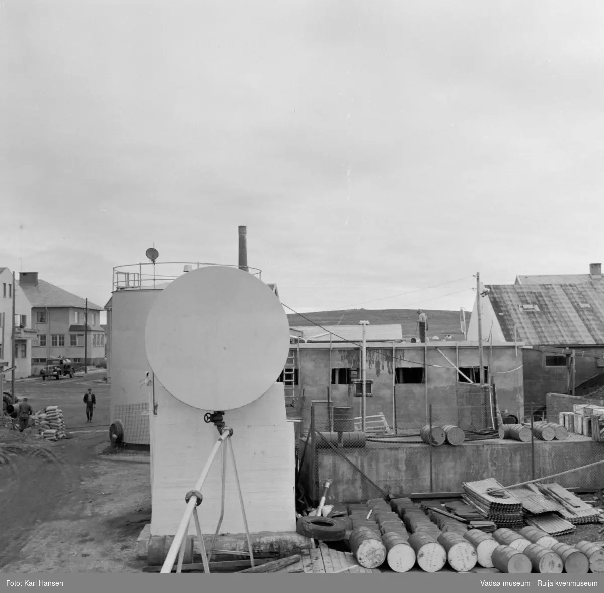 Vadsø sentrum 1959. Shells tankanlegg for drivstoff under bygging. I venstre billedkant ser vi sydveggen til H.F.Esbensens forretningsbygg og deler av Telegrafen.