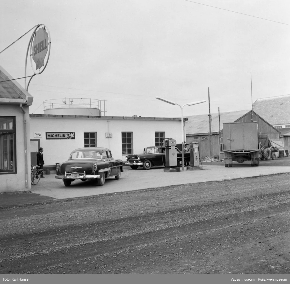 Vadsø sentrum 1959. Shells bensinstasjon i Tollbugata.  En lastebil med "kasse" på lasteplanet. Reklameskilt , "Michelin".